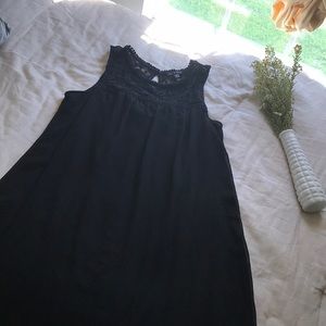Black sleeveless dress